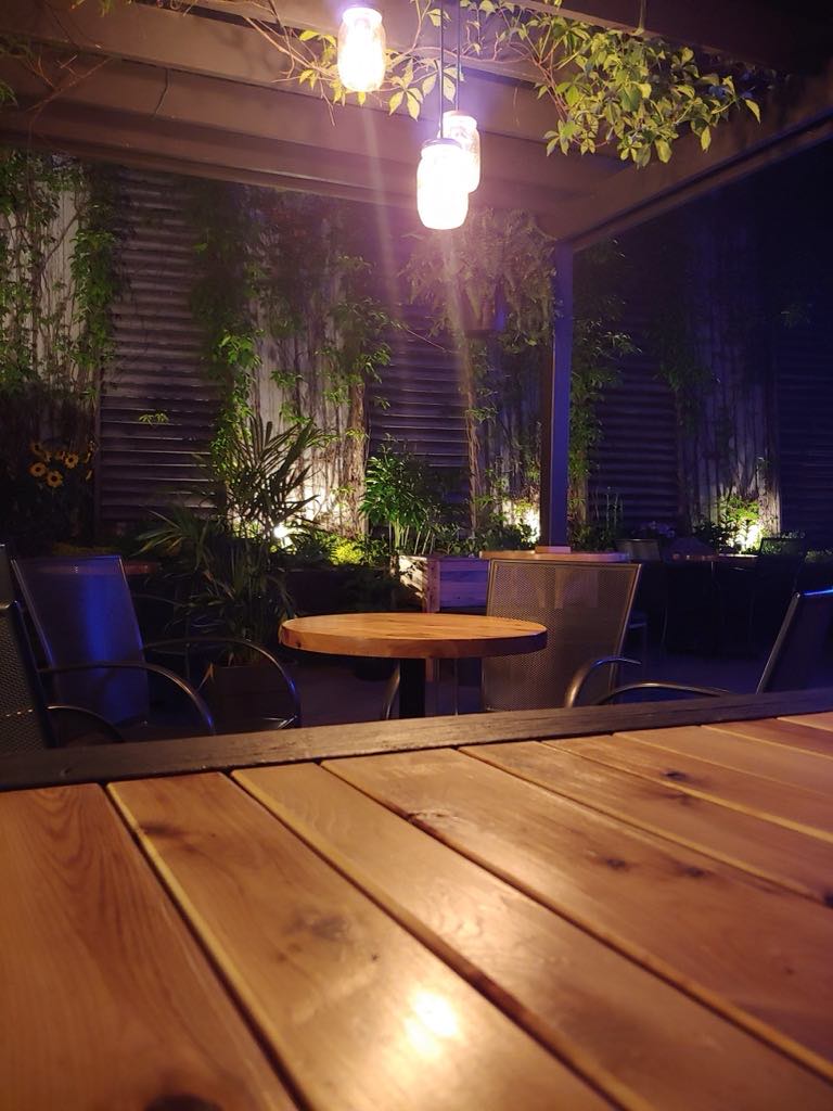 Terrasse de Suite Soixante en soirée avec éclairage chaleureux