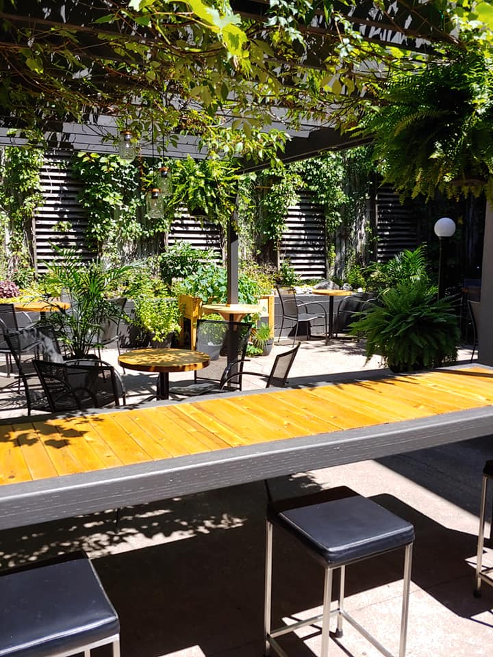 Terrasse verdoyante de Suite Soixante au centre-ville de Trois-Rivières