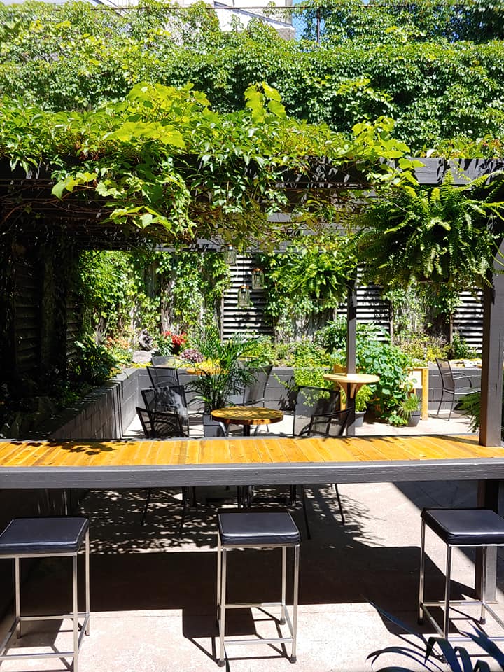 Ambiance de la terrasse de Suite Soixante entourée de verdure