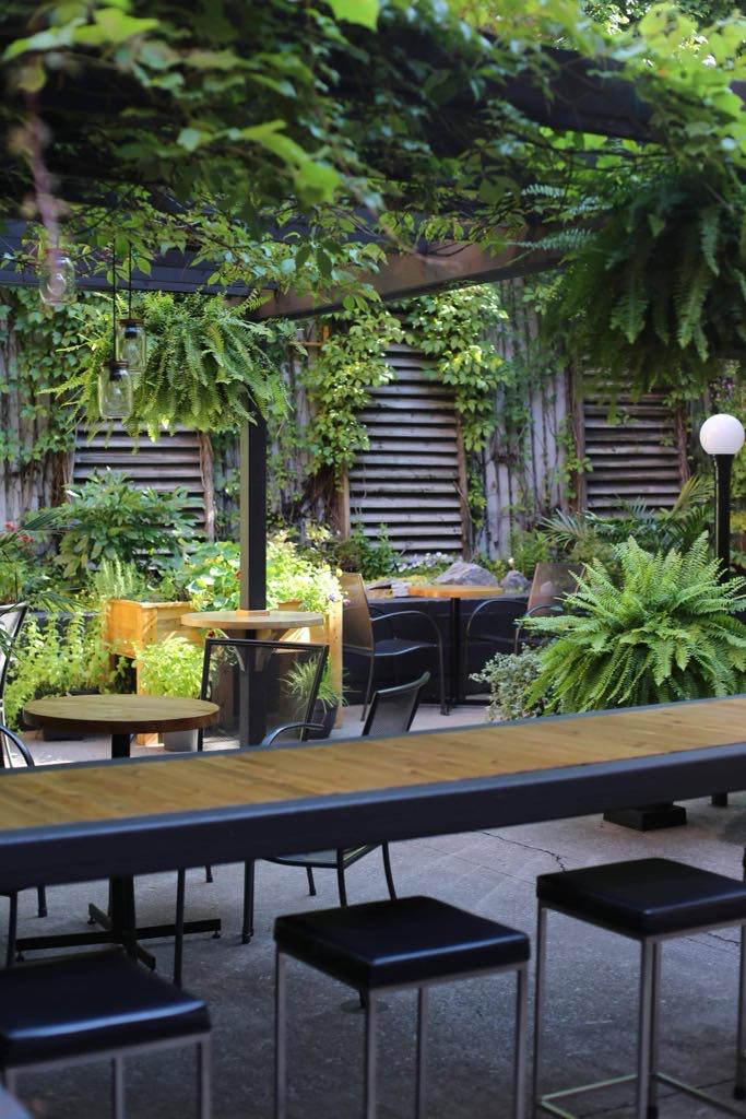 Terrasse de Suite Soixante de jour au centre-ville de Trois-Rivières